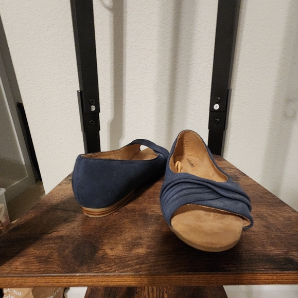 Blue with very low hill - Picture 1 of 7